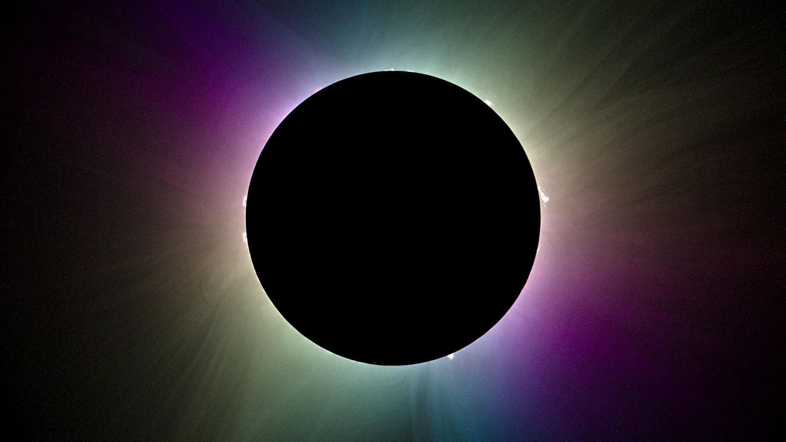 A strange new photo of a total solar eclipse sheds light on the mysteries of the sun